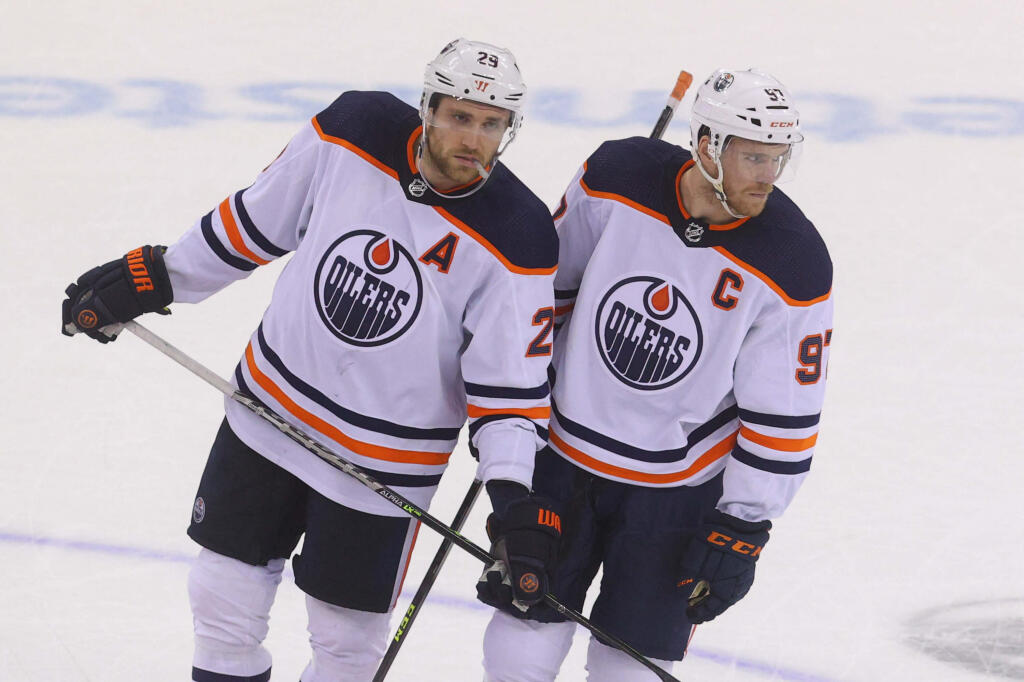 Die Edmonton Oilers sind abhängig von ihren Superstars Leon Draisaitl (l.) und Connor McDavod (r.).