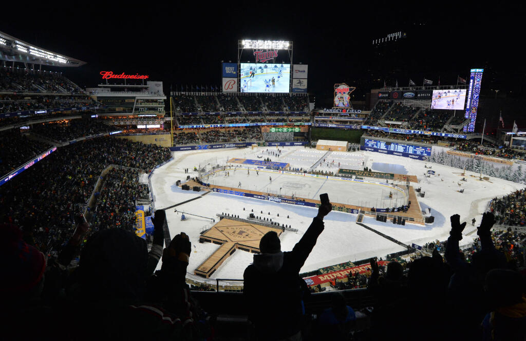 Kälte- und Tor-Rekord bei NHL-Outdoor-Games: 38.619 Zuschauer sahen zehn Treffer bei -21 Grad Celsius.
