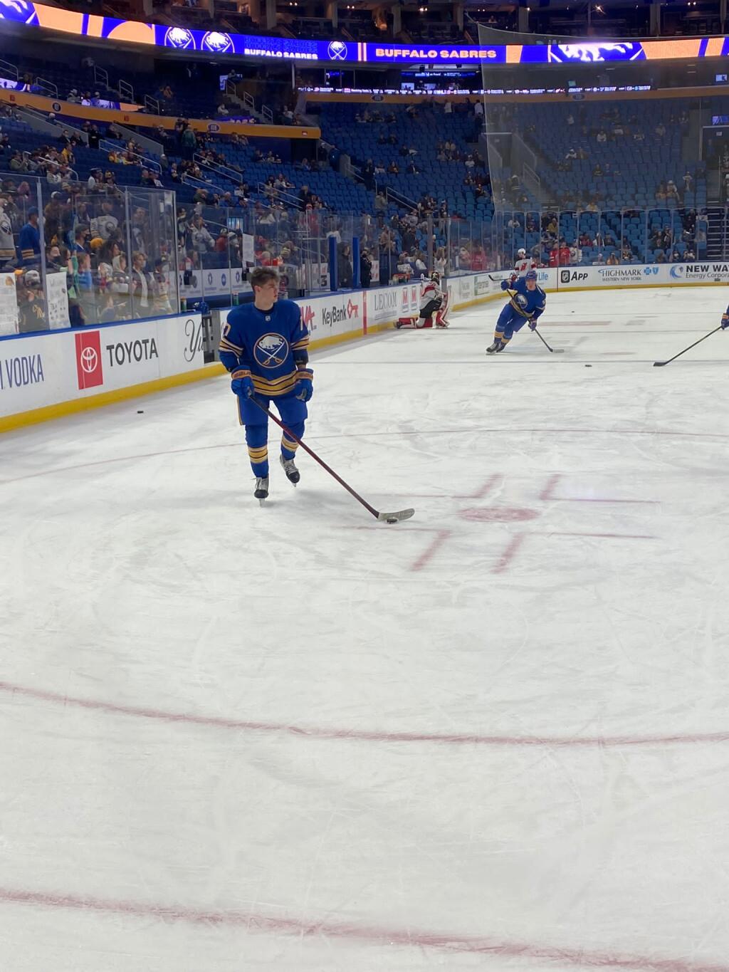 Warmup: Buffalos John Peterka vor seinem 1. NHL-Spiel.